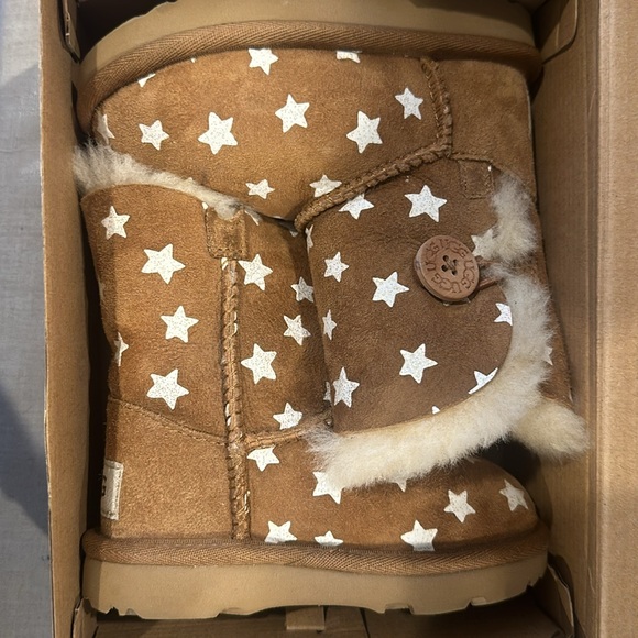 Girl Ugg Star Boots - Picture 5 of 7